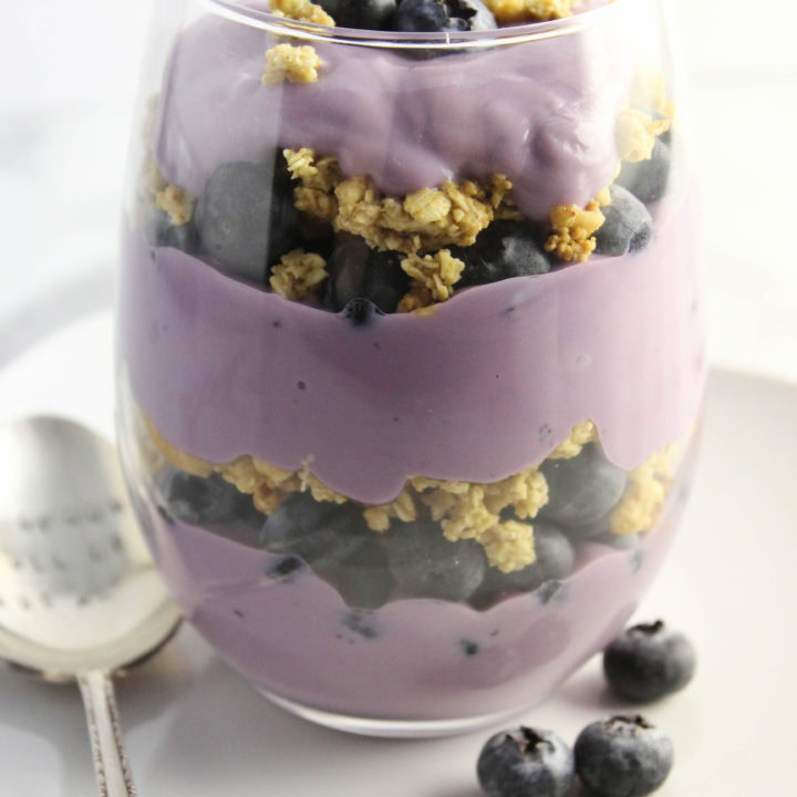 Healthy Blueberry Yogurt Breakfast Parfait