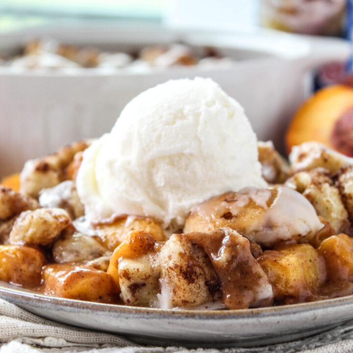 Cinnamon Roll Peach Cobbler