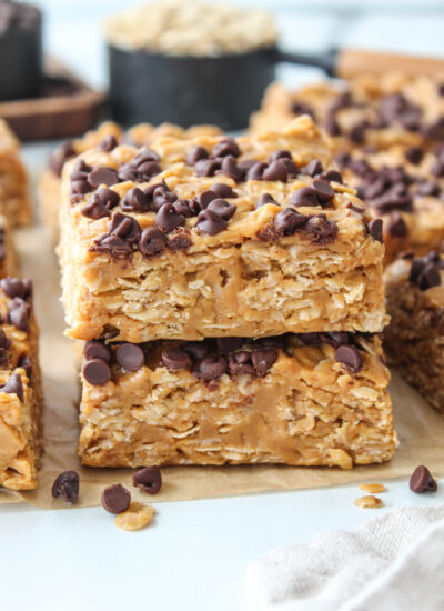 stacked-no-bake-peanut-butter-oat-bars-with-oats-and-peanut-butter