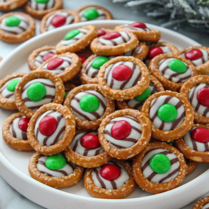 Christmas M&M Pretzel Hugs